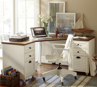Illustration for article titled THINGS TO KEEP IN MIND WHILE CHOOSING
A CORNER DESK FOR SMALL SPACES